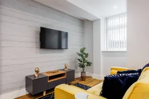 Beautiful, Bright 1-bed Apt w/ Free Parking & WiFi - Image 2