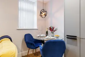 Beautiful, Bright 1-bed Apt w/ Free Parking & WiFi - Image 4