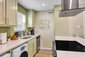 Juniper: 2nd floor, King Beds/Close to A&M - Image 2
