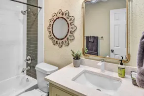 Juniper: 2nd floor, King Beds/Close to A&M - Image 3