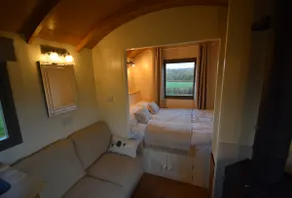 Bay Tree Shepherd's Hut with hot tub - Image 4
