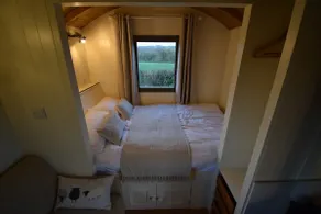 Bay Tree Shepherd's Hut with hot tub - Image 3