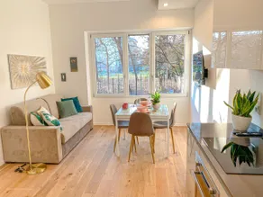 Banfi Suite - park view - Image 3