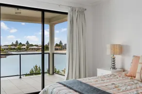 Lakehouse28 Waterfront Resort Living Encounter Bay - BYO Linen - Image 4