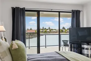 Lakehouse28 Waterfront Resort Living Encounter Bay - BYO Linen - Image 3