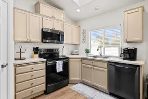 Perfect Location | Fast WiFi + Backyard & BBQ - Image 3