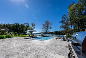 Soar like The Blue Herron in this lakefront home! - Image 3