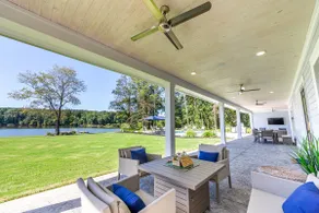 Soar like The Blue Herron in this lakefront home! - Image 4