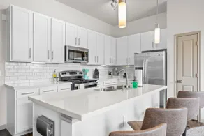 Serene 2BR king suite fast WiFi 8 min to Downtown - Image 4