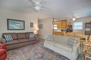 Cozy Oak Island House < 1 Mi to Beaches! - Image 5