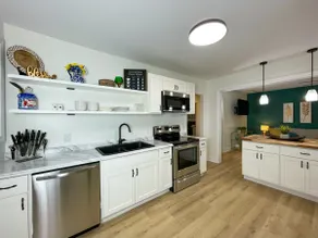 NEW w/ King Bed Near Tennis Center & Berry College - Image 3