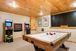 Hot Tub & Sauna! 3 Min to Sunday River, Sleeps 15! - Image 5