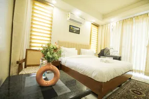 Peaceful City Paradise with King Bed & Tub - Image 2