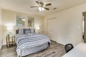 The Memphis: spacious retreat with fenced backyard - Image 3