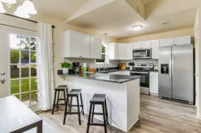 The Memphis: spacious retreat with fenced backyard - Image 2
