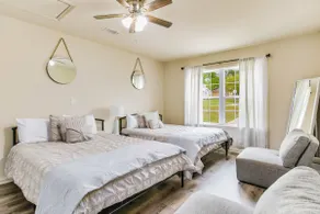 The Memphis: spacious retreat with fenced backyard - Image 4
