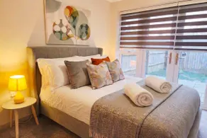 Horizon House, Luxury 2-Bedroom Ground floor flat, Parking, WiFi, Netflix - Image 2