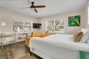 King Suite in DT: Self check-in & free WIFI - Image 3