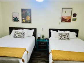 2 Queen Beds Cottage – Charming Old Florida Escape - Image 3