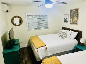 2 Queen Beds Cottage – Charming Old Florida Escape - Image 2