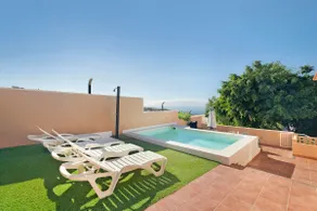 Grande finca adaptée aux familles avec barbecue, jardin et piscine privée | Vue jardin - Image 2