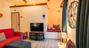 Character 2BR Upper Retreat con terrazza barbecue e parcheggio - Image 3