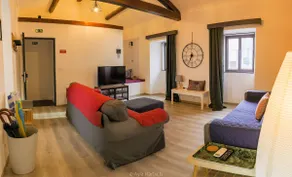 Character 2BR Upper Retreat con terrazza barbecue e parcheggio - Image 2
