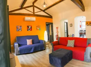 Character 2BR Upper Retreat con terrazza barbecue e parcheggio - Image 5