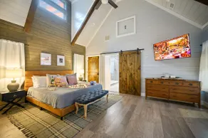 Couples Romantic Cabin! Hot Tub, Pizza Oven - Image 2