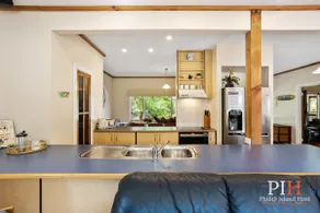 Sandy Bay Getaway w Spa 4 Bdr - Image 4