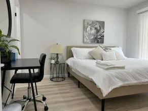 LUXOStays | Spacious Getaway Near Six Flags & Napa Valley - Image 2