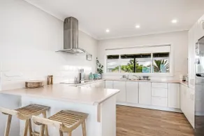 Surfers Reserve - Sophisticated Beachfront Sanctuary - Image 3