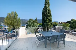Charmant appartement entièrement équipé avec internet haut débit et terrasse | Vue lac | À côté de la plage | Avec animaux admis - Image 2