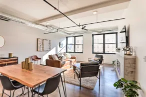 Walk to UNL Campus: Dtwn Lincoln Loft Apt! - Image 4