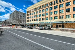 Walk to UNL Campus: Dtwn Lincoln Loft Apt! - Image 3