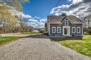 Modern lake front home - Image 4