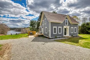 Modern lake front home - Image 3