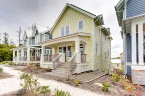 Cascadia: Covered Porch & Carriage House - Image 3