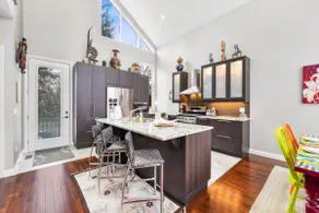 Beautiful 3BR Old Town Home Steps to Queen St - Image 3