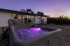 Vintage Oasis: Hot Tub, Fast Wifi, 5 mins to Park - Image 3