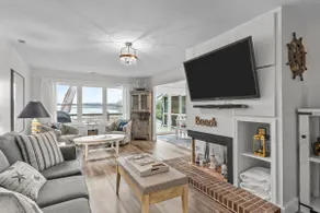 Water's Edge Retreat 3 Bedroom Home by RedAwning - Image 4