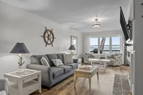 Water's Edge Retreat 3 Bedroom Home by RedAwning - Image 5