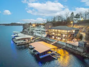 Sleeps 26 lakefront w/ private dock & dance floor! - Image 2