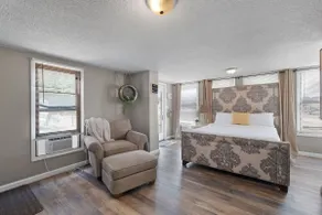 Pineapple Suite+Main Street+River Views - Image 2
