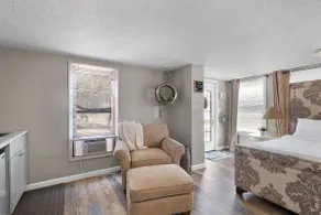 Pineapple Suite+Main Street+River Views - Image 5