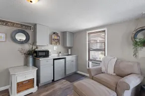 Pineapple Suite+Main Street+River Views - Image 4