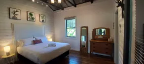 Ironbark Cabin at Woodlane Cottages Hunter Valley - Image 4