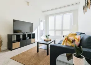 Spacious & Bright Condo 10 Min from DT - Image 2
