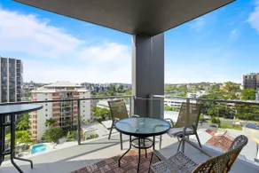 Spaciously Bright 1-Bed Apartment - Image 2
