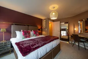 Luxurious Town-centre Two bedroom Apartment - Image 2